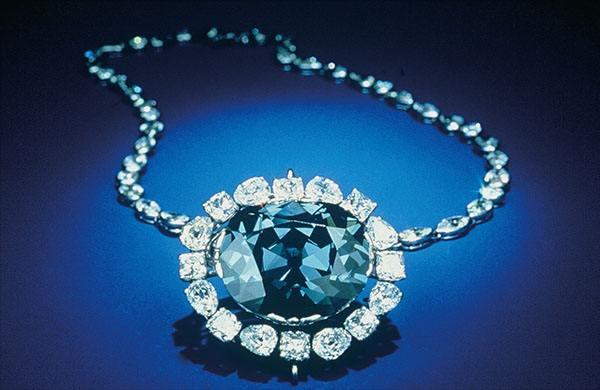 珍稀珠宝首饰鉴赏
希望之钻Hope Diamond
目前世界现存最大的深蓝色钻石，重45.52克拉，神秘的身世赋予这颗钻石传奇魅力。1949年海瑞温斯顿购得希望之钻，10年后捐出。