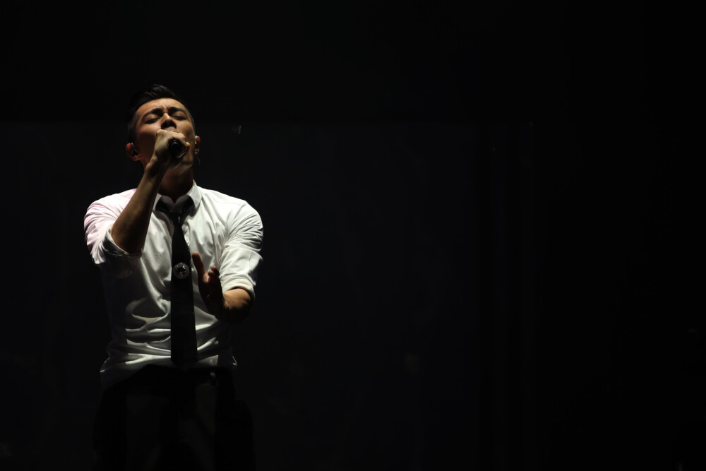 4月底还在香港红馆举行了自己十周年演唱会——One Step Closer Pakho Live 2017，一连三场火速售罄。