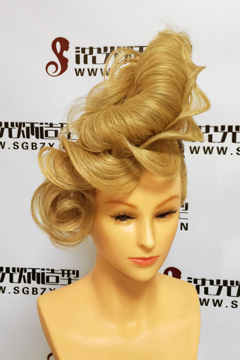 沈光炳造型精致晚宴盘发