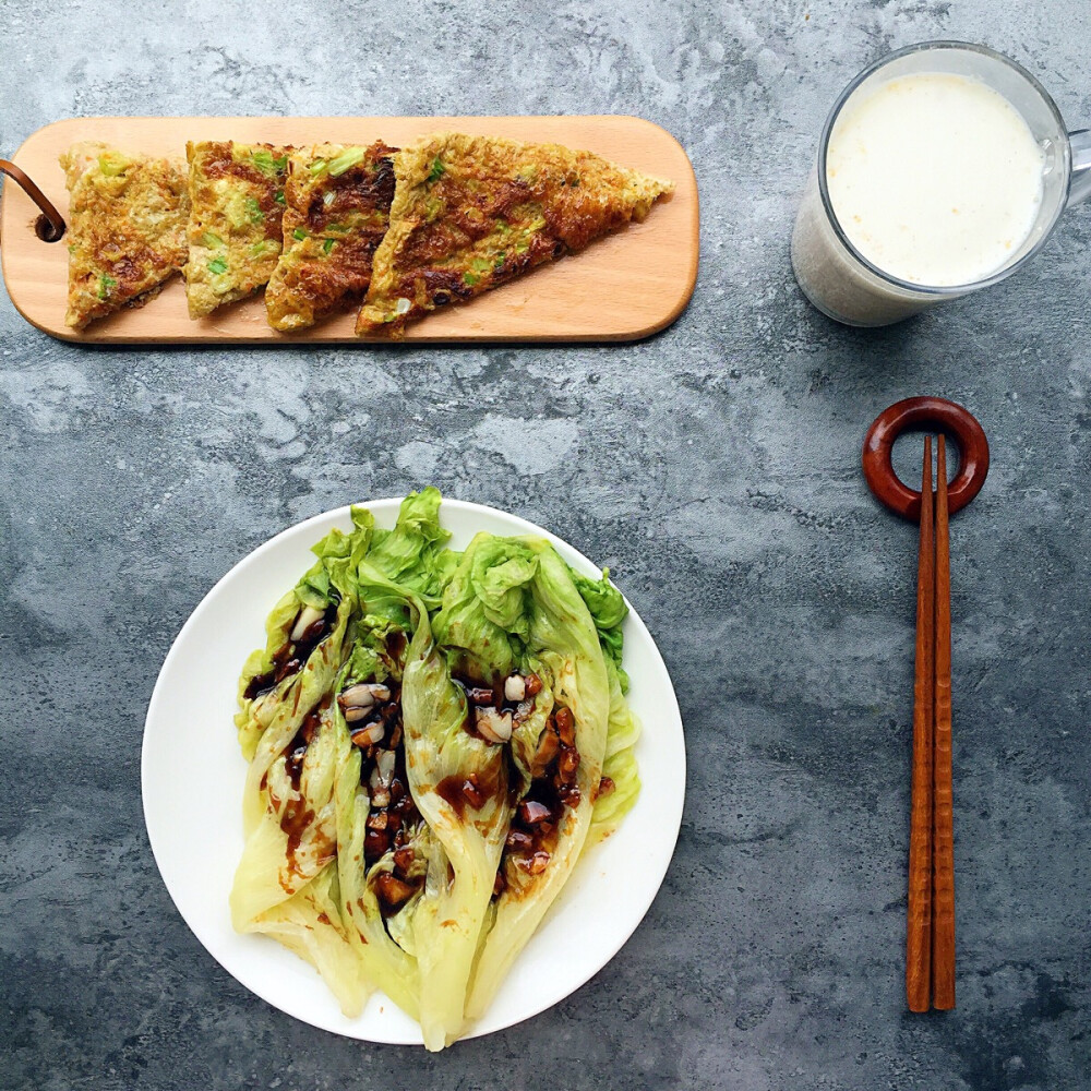 2017.06.23 早餐：蚝油西生菜 葱花煎蛋饼 牛奶燕麦