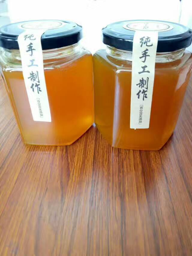 蜂蜜美容法
以蜂蜜为材料的美容方法。
研究证明，用蜂蜜洗脸能够加快我们肌肤的新陈代谢，增强肌肤的抗菌力和活力，能够有效的减少黑色素的沉积，预防肌肤干燥，让我们的肌肤更加的白皙、细嫩、光滑，同时还能够预防粉刺和消除皱纹等，起到美容护肤的功效。