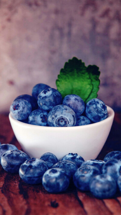 蓝莓果肉细腻，风味独特，酸甜适度，具有香爽宜人的气味。