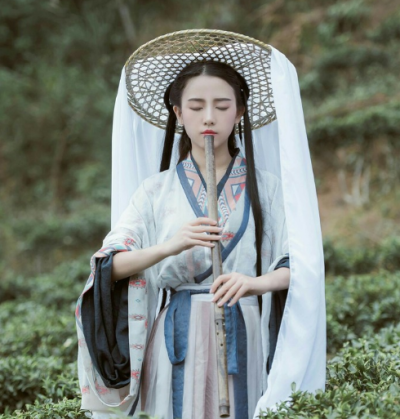 听弦断，断那三千痴缠。坠花湮，湮没一朝风涟。花若怜，落在谁的指尖