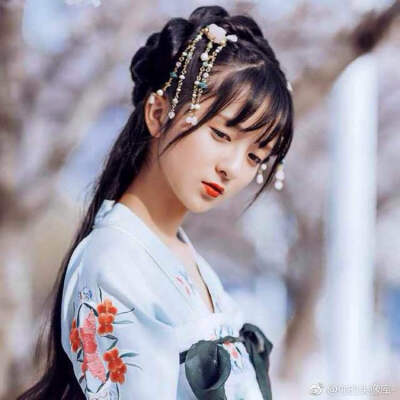 听弦断，断那三千痴缠。坠花湮，湮没一朝风涟。花若怜，落在谁的指尖