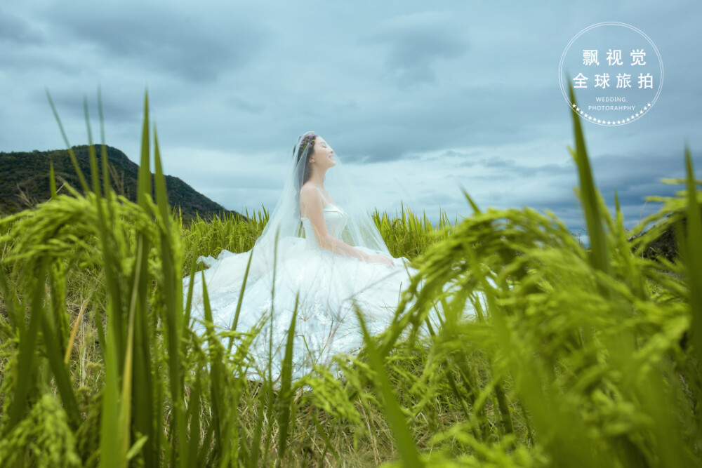 三亚飘视觉婚纱摄影，独立模特样片定制工作室。私人专属，一对一定制，每日限量拍摄，只为精品。传承自然，幸福，唯美的摄影理念。3对新人每日限拍，4层美式文艺别墅，7年专注海景摄影，100%客户满意度。我们不生产照片，只是忠实记录爱情和海景的邂逅。三亚婚纱摄影www.piaovision.com来源。