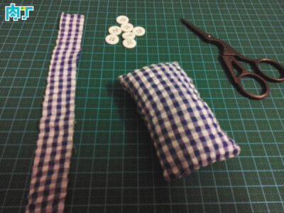 第四步，装棉花，棉花弄蓬松一点，缝好。