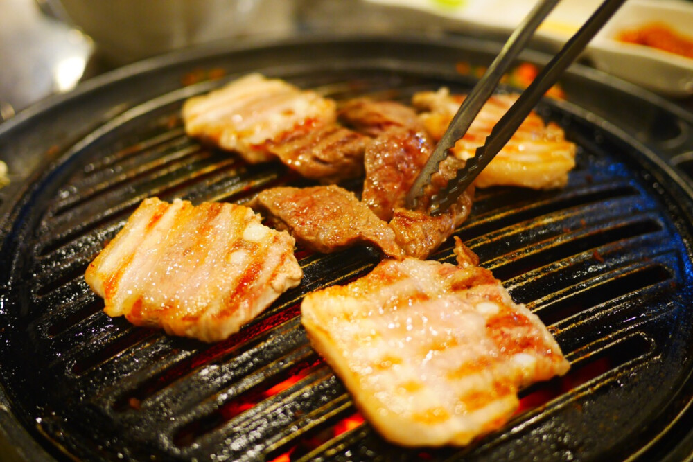 晚上韩国街轮着来 哎呀妈变成球滚着回去 海鲜饼超好吃的蘸酱味道刚刚好可惜太多葱了某人挑食！挑食是不对的，严肃指出 我不行了我要散步散到天亮不然吃不了小龙虾了胃没地儿不吃爽回深圳太亏！