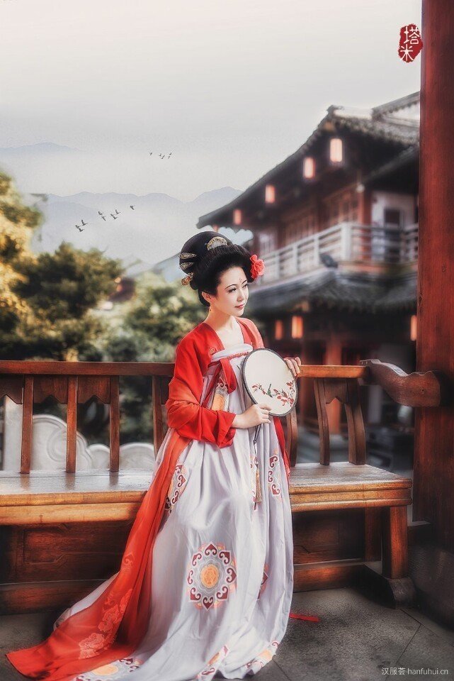 佳人慵懒坐，素手折香芸
出镜：辛西娅Cynthia_
摄影：塔米_BetterMe