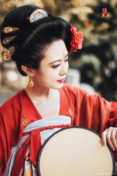 佳人慵懒坐，素手折香芸
出镜：辛西娅Cynthia_
摄影：塔米_BetterMe