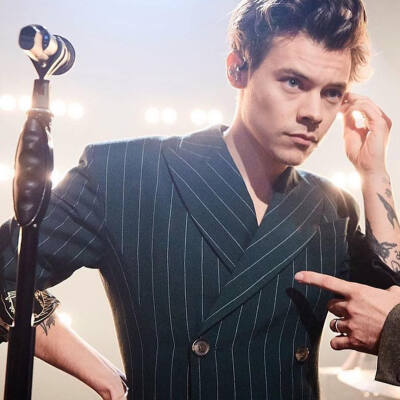 one direction成员harry styles 哈卷的盛世美颜