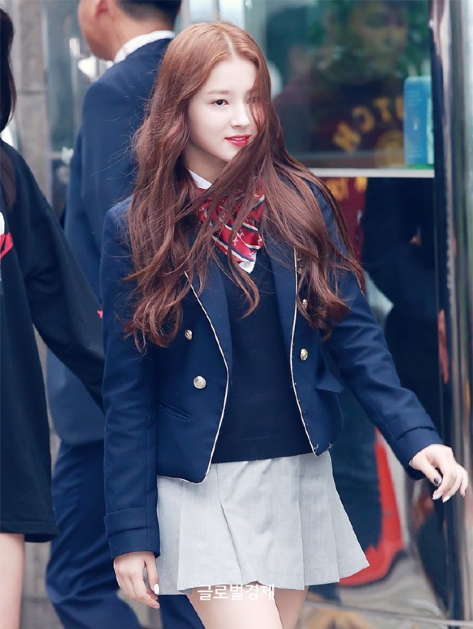 momoland [ 李承利 ]°nancy 禁二传二改抱图点赞