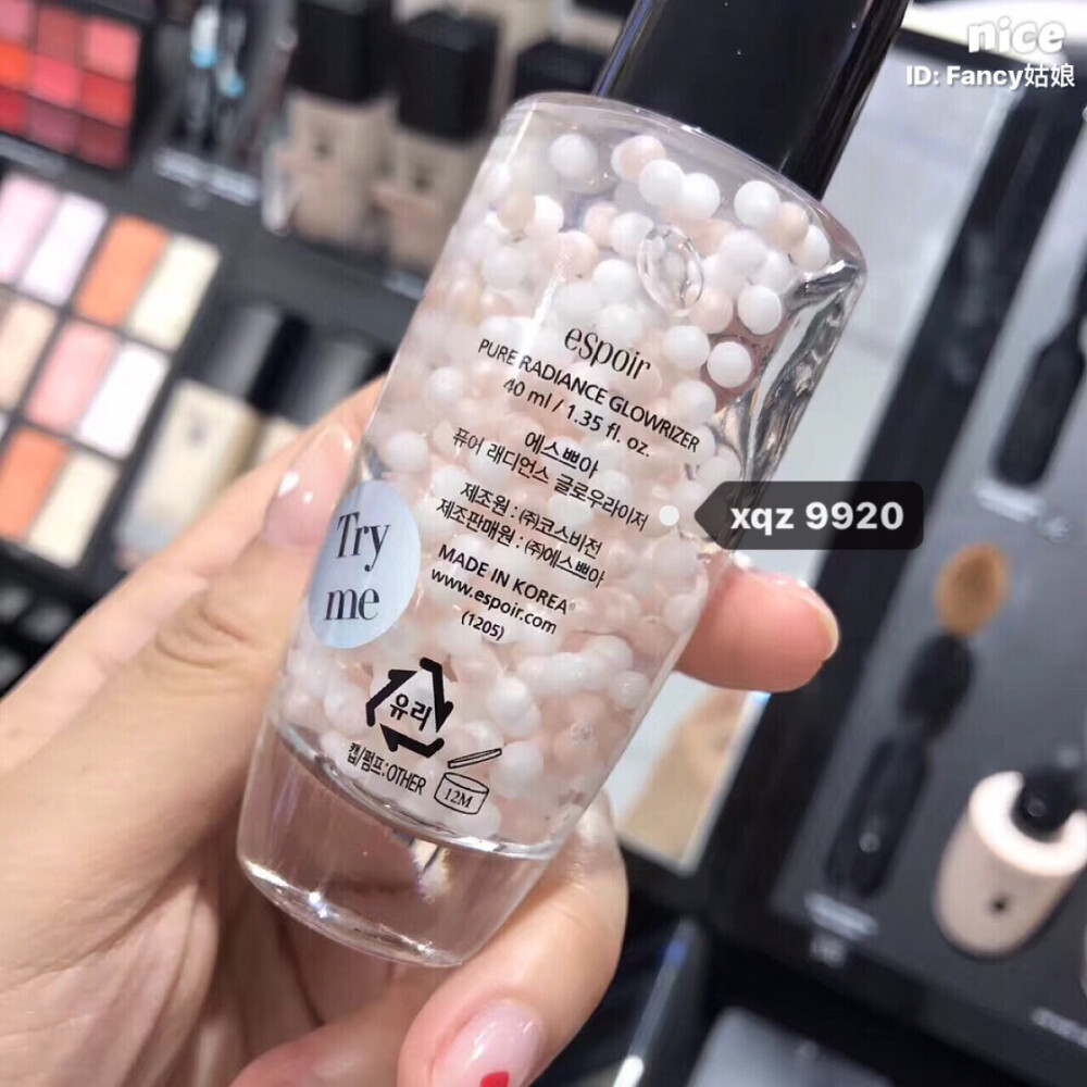 最近疯了一样喜欢Espoir怎么可以东西那么好用～这瓶粉色白色亮珠的妆前乳打底不愧是明星产品
涂抹开整个就是韩剧女明星亮亮底妆的法宝～比VDL那款贝壳的好用多了～S自用后觉得最滋润最贴合再上粉底液或bb cream出来效果就是很薄很亮很透