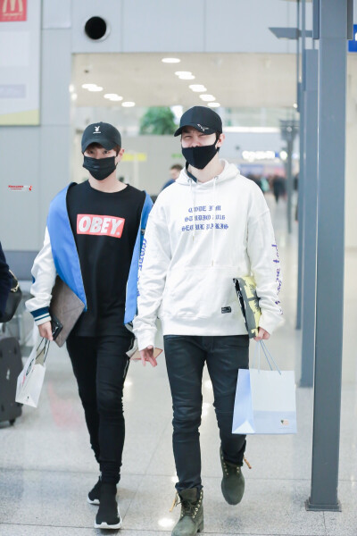 170320 北京送机 #UNIQ周艺轩&李汶翰# cr:logo