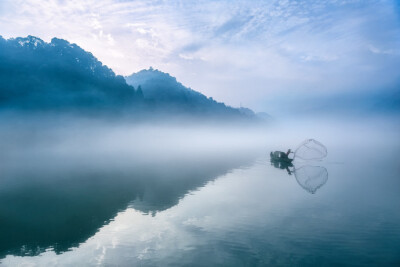 山气朝来爽，溪流日向清。远心何处惬，闲棹此中行 …