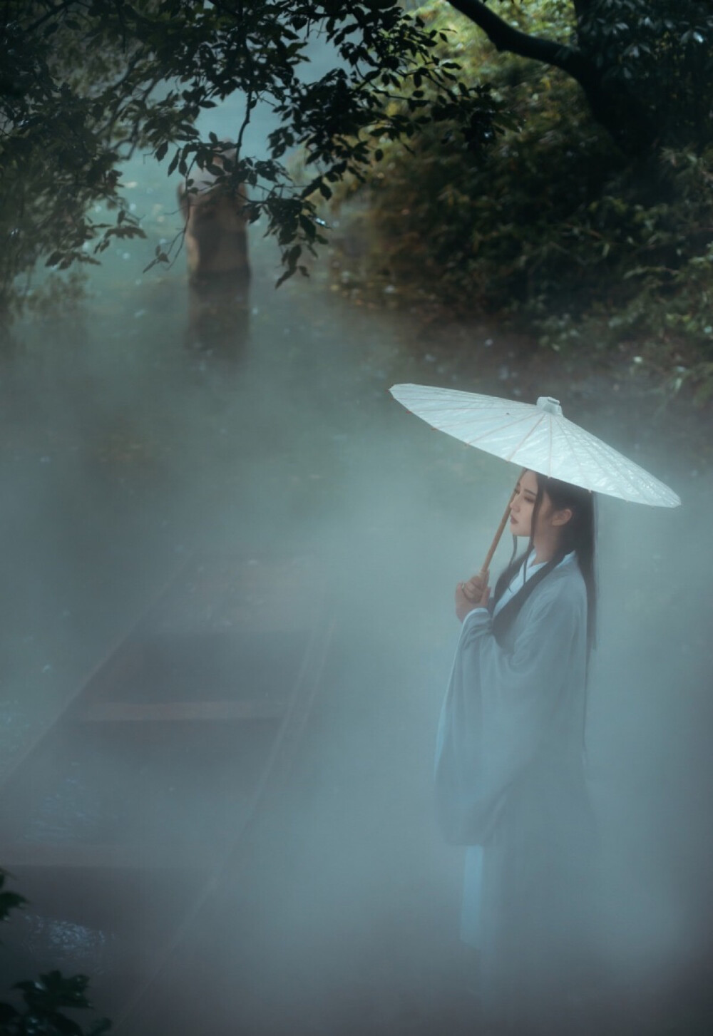 每个人的人生里都会遇到一场措手不及的大雨.若你身陷雨中.愿有人为你撑伞.如果没有、也愿你有听雨的心情。
