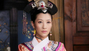 安陵容|小鸟安嫔时期装扮之一，旗头主体用的是黑色珠络织制而成，中间用薄金织就的一个空心头饰，银饰和红宝点缀在金色的空心头饰上。腹黑时期的小鸟去掉了刘海，显得失去了以前的甜美天真，多了几份凌厉。