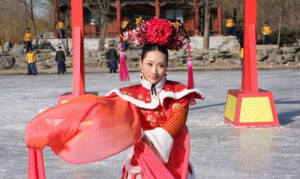 安陵容|陵容冰上做舞时的装扮，冰上一舞，陵容又得恩宠。总体感觉这个旗头很一般，中间还是一朵大红花，边上也是簪这各种绢花，流苏也是一成不变的桃红色，总之有些落俗，不够贵气。