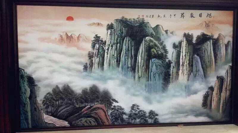 在当今家庭软装饰以墙绘，墙纸，墙贴主流的时代，然而墙绘、手绘墙较受80后年轻人追捧 。 墙绘、手绘墙来源于古代的壁画艺术，结合了欧美的涂鸦，被众多前卫设计师带入了现代家居文化设计中，形成了独具一格的艺术家居