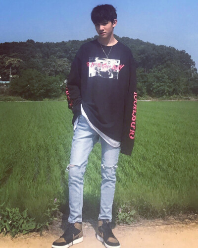 你是寒山石径的晚风 是三更梦 涧溪旁篝火 我是遍野浪迹的飞虫 流放自由 追寻你般种种.