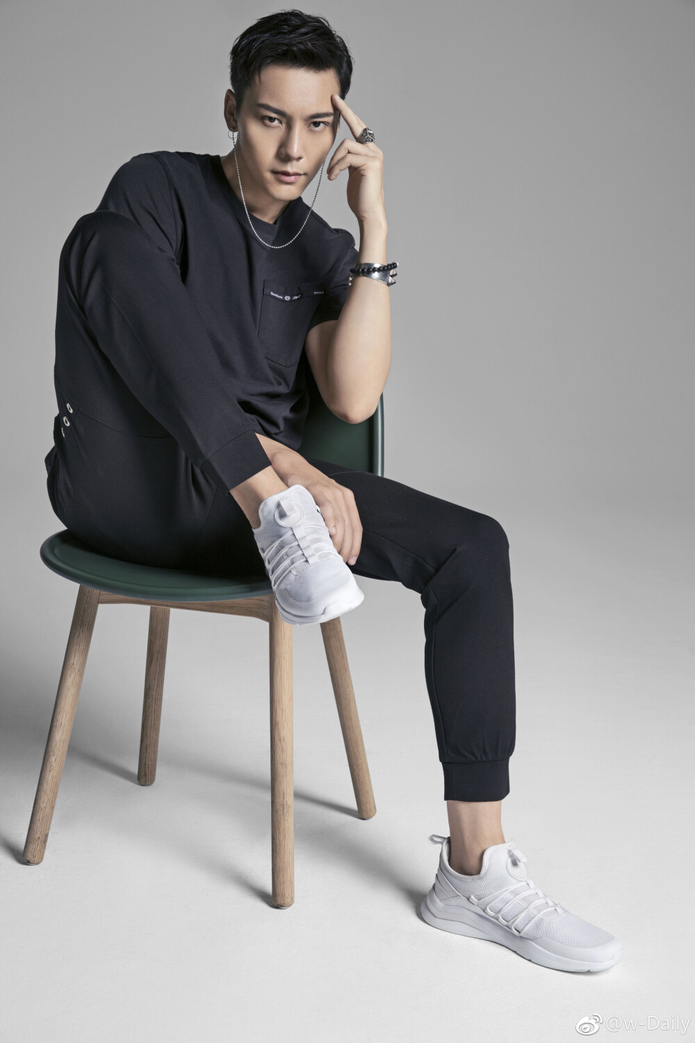 【陈伟霆】【cwt】【陈等等】【William Chan Wai-Ting】 锐步Reebok Classic 单人海报 3346 x 5016 px (图源：微博 @w-Daily weibo.com/6269525799/Fa3jp5bFh)