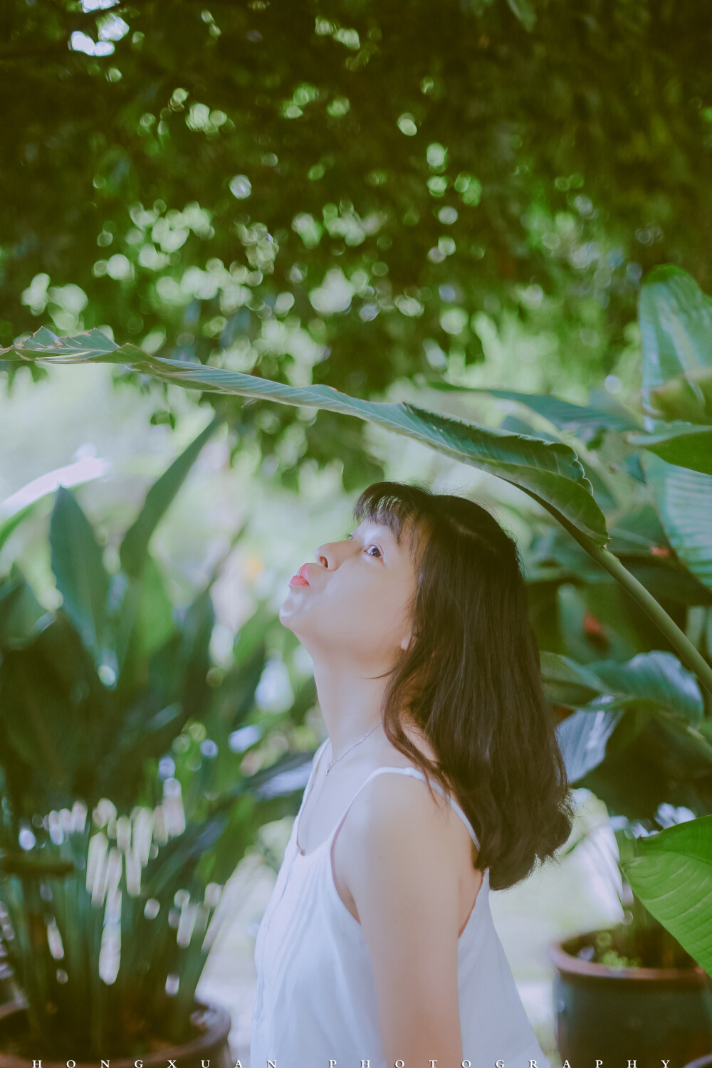 梅雨季什么时候结束
摄影：洪小漩
出镜：花花
距离上次青海的三人行，已经快一年了。
在紫阳花凋零之前，还好花花来了，总算没错过。
花花的笑有治愈的能力，21岁的姑娘，无需粉黛，一点朱唇，嘴角上扬，就让人觉得美得不得了。能帮姑娘们记录，其实是我的幸运。
话说，人的精力总归有限。
忙于自己的事，等我回过神来，才发现单位新一波的人事变动。
在楼梯口和同事打招呼，问最近忙么，她瞪大眼睛，说，我要离职了你不知道么。
我将眼睛瞪更大，没人告诉我啊……
这姑娘比我虚长两岁，下一步准备和爱人一起去意大利留学，不同城市，分开深造硕士与博士。她说，我们这个年纪，再不出去学习，你要等到什么时候。
说得我心一揪。
正说着，另一男同事上楼，和我们打了招呼。同事轻描淡写说，他也要走了，你该不会不知道吧。
我的眼珠子已经快要跳出眼眶了。觉得自己像是山里刚刚出来，不知世事变幻。
问道，那他要去哪里。
大概先去国外玩半年吧，剩下的再看。
额……
我对树哥说，感觉大家的人生都在拐弯，然后开始加速。只有我过得稀里糊涂。
不过，年轻这层遮羞布很快就要被撕掉了，我不知道自己还有没有脸面继续迷糊地生活着。
树哥提醒我，你不是一直