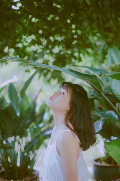 梅雨季什么时候结束
摄影：洪小漩
出镜：花花
距离上次青海的三人行，已经快一年了。
在紫阳花凋零之前，还好花花来了，总算没错过。
花花的笑有治愈的能力，21岁的姑娘，无需粉黛，一点朱唇，嘴角上扬，就让人觉得…