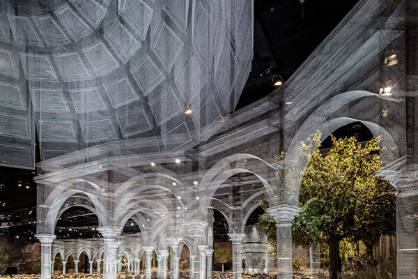 Edoardo Tresoldi与Designlab Experience合作，于阿布扎比皇室活动中设计并建造了一件艺术作品。有来自中东超过1900位来宾参加了这个盛大的活动，前期规划准备超过三个月。意大利艺术家曾第一次与Designlab Experience的设计师Mootassem Elbaba和Marwan Maalouf合作，将这种建造装置在室内展示，这次7000平方米的透视空间是较此前的进一步设计。这件艺术品的一部分还将展示于大学，博物馆以及公园等一些公共空间内。