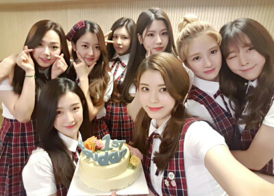 Gugudan 郑美美（Mimi）、Hana、韩海彬、金娜英、金世正金世静、刘些宁（Sally）、张昭真（Soyee）、姜美娜 康美娜（Mina）、赵慧妍