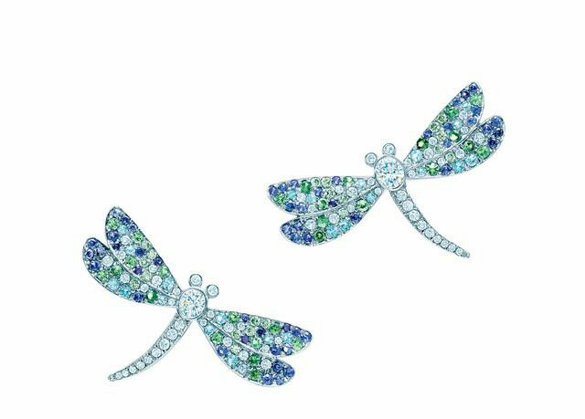 珍稀珠宝首饰鉴赏
Tiffany & Co. 蒂芙尼蓝宝石、绿色翠榴石和碧玺打造的耳环，展现灵动蜻蜓的五彩之翼