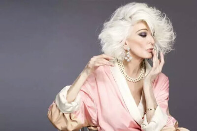 卡门·戴尔·奥利菲斯（Carmen Dell'Orefice)