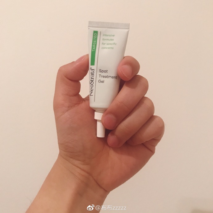 @布布zzzzz：
NeoStrata Spot Treatment Gel
脸颊摸到了没有发出来的痘痘，而且是三！颗！一碰就疼。
手头上又没有过氧化苯甲酰和夫西地酸这两大杀器，去年回国就没有再带这两种药来英国了；杜克五酸是液体，而凝胶质地的对于红肿型痘痘更好用，但德美乐嘉的那瓶凝胶又是针对闭口更有效。
于是只好祭出了芯丝翠。每天晚上全脸敷，虽然黏了吧唧的，但是还不到一周的时间，三颗痘痘全！部！消！了！痘痘催熟很快，冒出的白头也能挤掉。