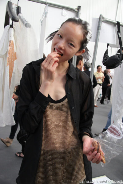 ALEXANDER WANG S/S 2011....... @孫菲菲LZ 出場(chǎng)前的菲菲還沒吃飽，要找口袋裡的餅乾頂肚餓呢！ ????