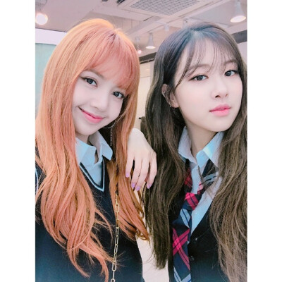 LISA＆Rosé
LISA，1997年3月27日出生于泰国，在韩国发展的泰国籍女歌手，女子演唱组合BLACKPINK成员
朴彩英（Rosé），1997年2月11日出生于墨尔本，澳籍韩裔女歌手，女子演唱组合BLACKPINK成员
6.30 blackpinkoffi…