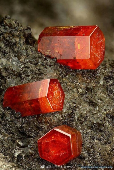 钒铅矿 Vanadinite 打开地狱熔岩的颜色~