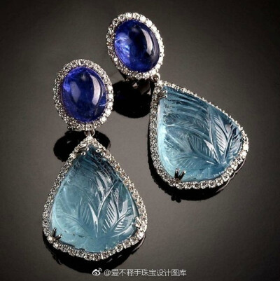 海水藍寶英文名 Aquamarine ，源自拉丁語“aqua marina”、“aqua”水、“marine”海洋，應是因它獨特的海水藍顏色而得名