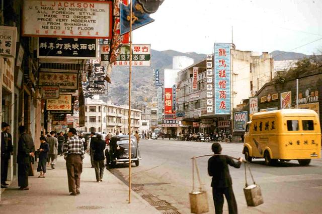 铜锣湾渣甸坊，战后开业；现址为商业大厦“京华中心”。香港，1953年。
