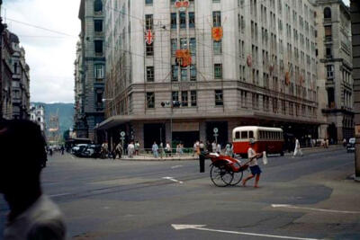 第二代历山大厦建成于1953年，而思豪大酒店及中天行于1956年被重建为历山大厦新翼，大厦所在的三角地段亦得以统一。香港，1953年。