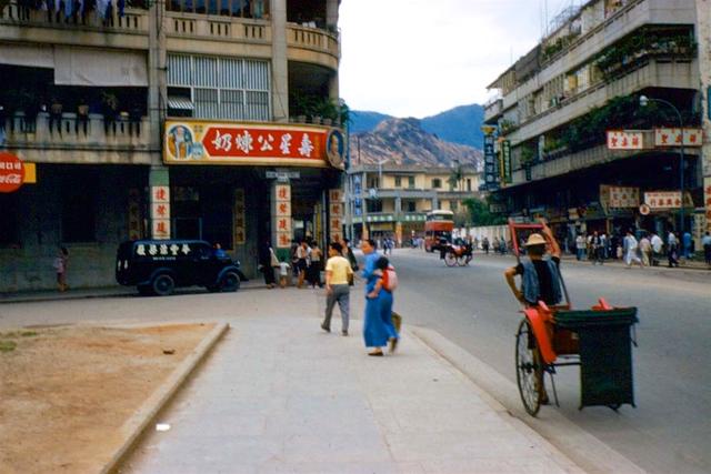 弥敦道；该道路早于1860年签订《北京条约》之时已开始兴建。道路原名罗便臣道，以纪念当时港督罗便臣。香港，1954年。
