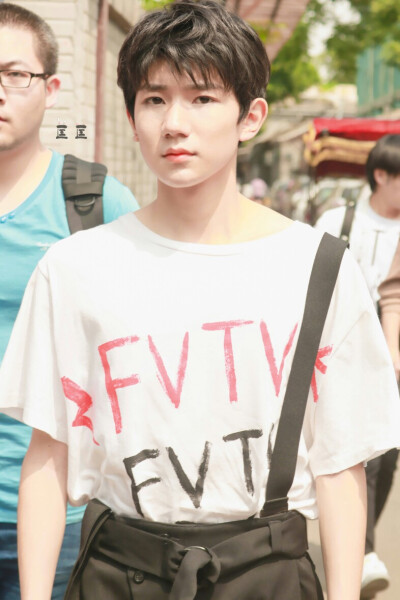 #王源 #TFBOYS 南锣鼓巷撸猫 高清