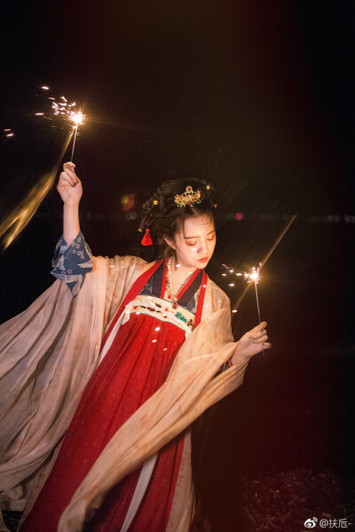 落星如雨，堆月滿懷。簌簌天心，便踏凌波去。