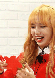 [GIF|禁二传改]喜欢收藏抱图点赞。程潇，1998年7月15日出生于广东省深圳市，中国内地女歌手，女子演唱组合宇宙少女成员。