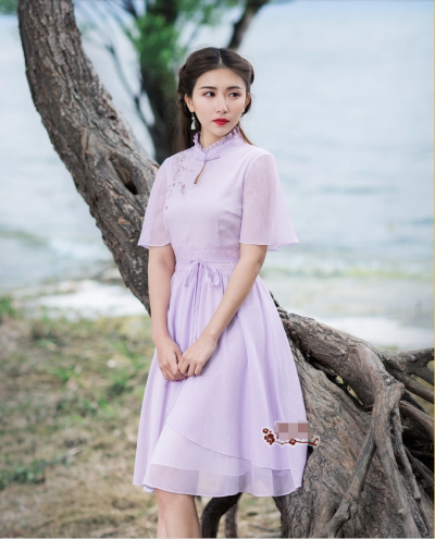 极目江皋，锦涩行云，香暗归潮。