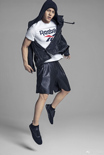 【陈伟霆】【cwt】【陈等等】【William Chan Wai-Ting】 锐步Reebok Classic 单人海报 2362 x 3543 px (图源：微博 @w-Daily weibo.com/6269525799/FaDjXkbld)