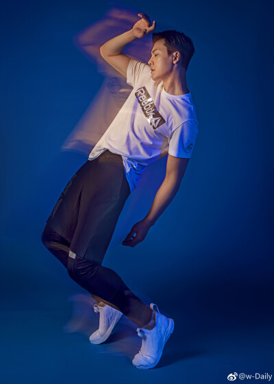 【陈伟霆】【cwt】【陈等等】【William Chan Wai-Ting】 锐步Reebok Classic 单人海报 3461 x 4846 px (图源：微博 @w-Daily weibo.com/6269525799/FaDjXkbld)