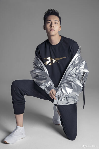 【陈伟霆】【cwt】【陈等等】【William Chan Wai-Ting】 锐步Reebok Classic 单人海报 3344 x 5016 px (图源：微博 @w-Daily weibo.com/6269525799/FaDjXkbld)