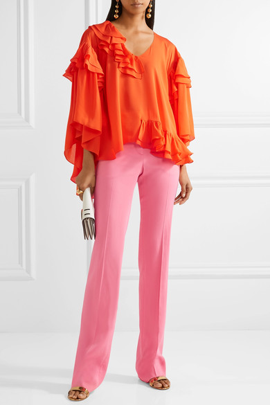 编辑笔记 Emilio Pucci 创意总监 Massimo Giorgetti 一边听着英国摇滚乐队 Radiohead 的《In Rainbows》专辑，一边打造品牌的 2017 早秋系列——充盈着的亮丽色盘要归功于多首激发出无限灵感的优美乐曲。这款直筒裤采用亮粉色弹力绉纱精裁而成，部分配有衬里方便顺滑套穿，正面的清晰压痕则干净利落。如果你已经是撞色高手…