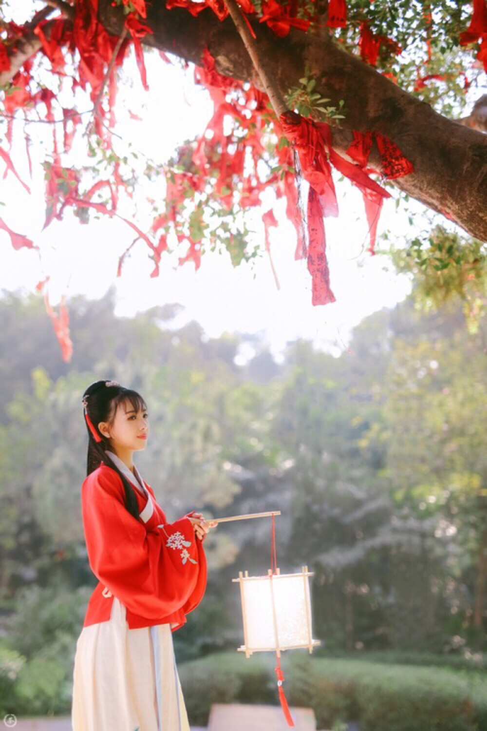 你浪了很多年.谈了很多场恋爱.他们会说喜欢你.甚至爱你、却没有人真正理解你懂你.所以你学会了可有可无的陪伴和一句随口问候 无聊打发时间.心事就散在酒里.喝酒就胃疼.却没人把酒拿走换成热水.你总是喜欢熬夜到眼红.但还是每天熬夜.你把朋友看的很重.但你似乎好像没有朋友.会一个人听着歌.想着自己做过的事.你没有人陪.也没有早安.风大了、天冷了、该回家了。