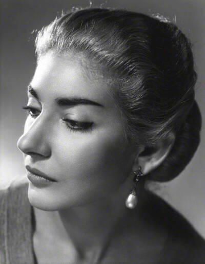 Maria Callas （1923-1977）美國籍希臘女高音歌唱家。義大利「美聲歌劇」（bel canto）復興的代表人物。她兼備高超的演唱技巧和超凡的舞台表演能力，被認為是歷史上最有影響力的女高音之一。 ​​​