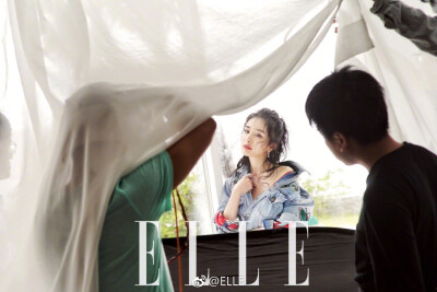 2017《ELLE 世界服装之苑》八月刊封面：杨幂（阳光、大海。沙滩，一切就像大幂幂一样美✧(≖ ◡ ≖✿)）