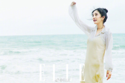 2017《ELLE 世界服装之苑》八月刊封面：杨幂（阳光、大海。沙滩，一切就像大幂幂一样美✧(≖ ◡ ≖✿)）